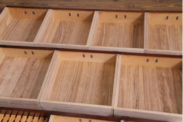中古　伝統民芸　岩谷堂箪笥　菊幸　欅の杢目と金具が迫力のある61間茶棚(食器棚、収納棚)(定価約146万円)