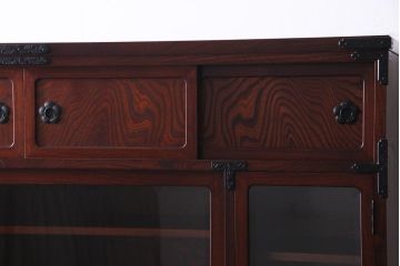 中古　伝統民芸　岩谷堂箪笥　菊幸　欅の杢目と金具が迫力のある61間茶棚(食器棚、収納棚)(定価約146万円)