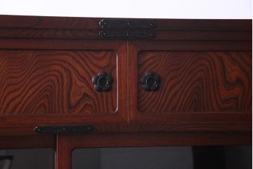 中古　伝統民芸　岩谷堂箪笥　菊幸　欅の杢目と金具が迫力のある61間茶棚(食器棚、収納棚)(定価約146万円)