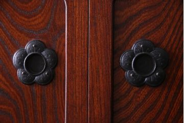 中古　伝統民芸　岩谷堂箪笥　菊幸　欅の杢目と金具が迫力のある61間茶棚(食器棚、収納棚)(定価約146万円)