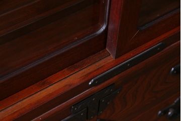中古　伝統民芸　岩谷堂箪笥　菊幸　欅の杢目と金具が迫力のある61間茶棚(食器棚、収納棚)(定価約146万円)