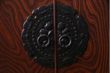 中古　伝統民芸　岩谷堂箪笥　菊幸　欅の杢目と金具が迫力のある61間茶棚(食器棚、収納棚)(定価約146万円)