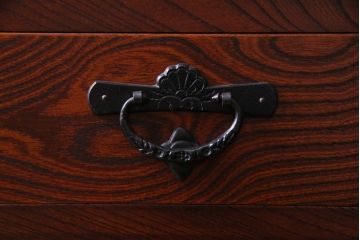 中古　伝統民芸　岩谷堂箪笥　菊幸　欅の杢目と金具が迫力のある61間茶棚(食器棚、収納棚)(定価約146万円)