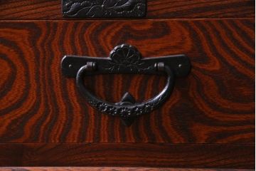 中古　伝統民芸　岩谷堂箪笥　菊幸　欅の杢目と金具が迫力のある61間茶棚(食器棚、収納棚)(定価約146万円)