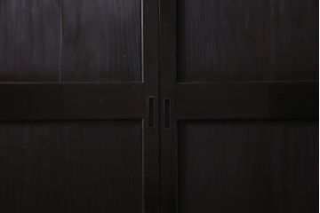 明治期　杉材　漆塗り　幅広サイズで存在感抜群の帯戸2枚セット(板戸、引き戸、建具)(R-035765)
