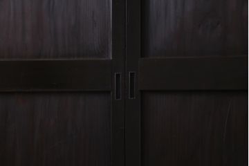 明治期　杉材　漆塗り　幅広サイズで存在感抜群の帯戸2枚セット(板戸、引き戸、建具)(R-035766)