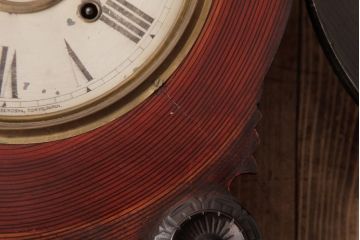 アンティーク雑貨　SEIKOSHA(精工舎)　手巻き式　四ツ丸　見事な彫刻のだるま時計(掛時計、柱時計、振り子時計)