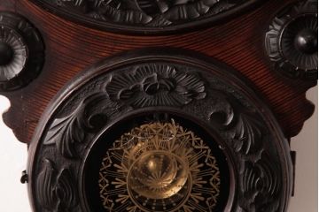 アンティーク雑貨　SEIKOSHA(精工舎)　手巻き式　四ツ丸　見事な彫刻のだるま時計(掛時計、柱時計、振り子時計)