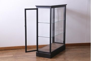 ペイント家具　側面開き!　シックな佇まいのガラスケース(ショーケース、陳列棚)