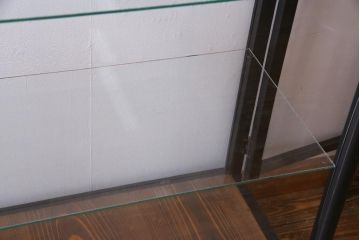 ペイント家具　側面開き!　シックな佇まいのガラスケース(ショーケース、陳列棚)