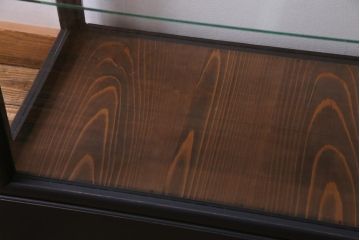 ペイント家具　側面開き!　シックな佇まいのガラスケース(ショーケース、陳列棚)