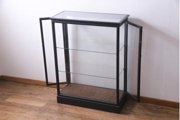 ペイント家具　側面開き!　シックな佇まいのガラスケース(ショーケース、陳列棚)