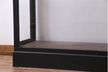 ペイント家具　側面開き!　シックな佇まいのガラスケース(ショーケース、陳列棚)