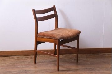 ヴィンテージ家具　北欧ビンテージ　チーク材　レトロで温かな雰囲気漂うダイニングチェア(椅子、イス)(R-035784)