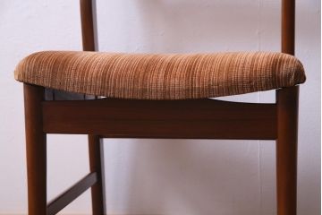 ヴィンテージ家具　北欧ビンテージ　チーク材　レトロで温かな雰囲気漂うダイニングチェア(椅子、イス)(R-035784)
