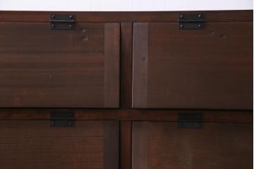 ラフジュ工房オリジナル　古材リメイク　前板サワラ材　脚付き　パタパタ扉が使い勝手の良い収納棚(リビングボード、戸棚、下駄箱)(1)