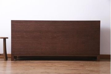 ラフジュ工房オリジナル　古材リメイク　前板サワラ材　脚付き　パタパタ扉が使い勝手の良い収納棚(リビングボード、戸棚、下駄箱)(1)