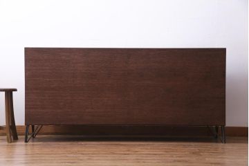 ラフジュ工房オリジナル　古材リメイク　前板サワラ材　鉄脚付き　パタパタ扉が使い勝手の良い収納棚(リビングボード、戸棚、下駄箱)