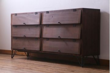 ラフジュ工房オリジナル　古材リメイク　前板サワラ材　鉄脚付き　パタパタ扉が使い勝手の良い収納棚(リビングボード、戸棚、下駄箱)