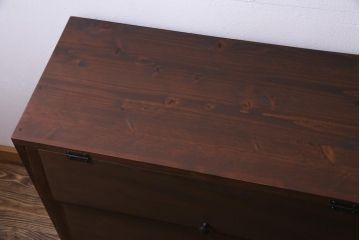 ラフジュ工房オリジナル　古材リメイク　前板サワラ材　鉄脚付き　パタパタ扉が使い勝手の良い収納棚(リビングボード、戸棚、下駄箱)