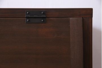 ラフジュ工房オリジナル　古材リメイク　前板サワラ材　鉄脚付き　パタパタ扉が使い勝手の良い収納棚(リビングボード、戸棚、下駄箱)