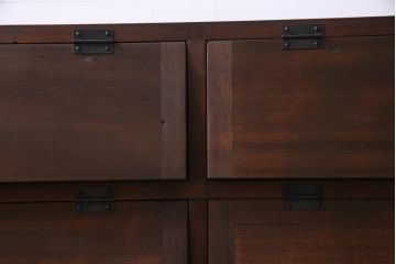 ラフジュ工房オリジナル　古材リメイク　前板サワラ材　鉄脚付き　パタパタ扉が使い勝手の良い収納棚(リビングボード、戸棚、下駄箱)