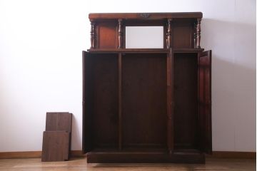 アンティーク家具　イギリスアンティーク　ウォールナット材　鏡付き　凛とした佇まいの大型キャビネット(収納棚、戸棚)