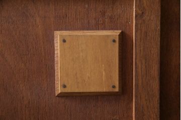 アンティーク家具　イギリスアンティーク　ウォールナット材　鏡付き　凛とした佇まいの大型キャビネット(収納棚、戸棚)