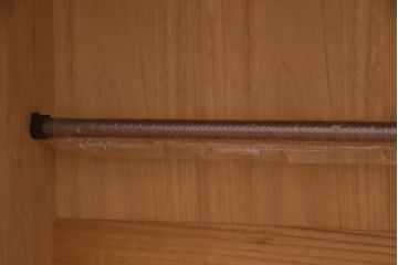 中古　民芸家具　漆塗り　ケヤキの杢目が力強いワードローブ(洋服タンス)