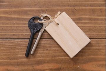 中古　民芸家具　漆塗り　ケヤキの杢目が力強いワードローブ(洋服タンス)