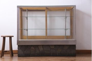 レトロ家具　昭和レトロ　異なる素材が組み合わさったユニークなガラスケース(ショーケース、陳列棚)