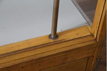レトロ家具　昭和レトロ　異なる素材が組み合わさったユニークなガラスケース(ショーケース、陳列棚)