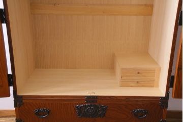 中古　民芸家具　漆塗り　ケヤキの杢目が力強いワードローブ(洋服タンス)(1)