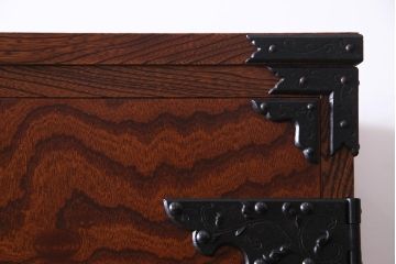 中古　民芸家具　漆塗り　ケヤキの杢目が力強いワードローブ(洋服タンス)(1)
