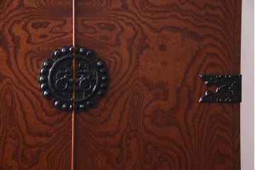 中古　民芸家具　漆塗り　ケヤキの杢目が力強いワードローブ(洋服タンス)(1)