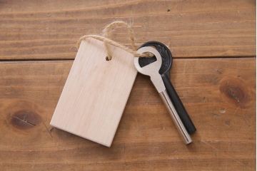 中古　民芸家具　漆塗り　ケヤキの杢目が力強いワードローブ(洋服タンス)(1)