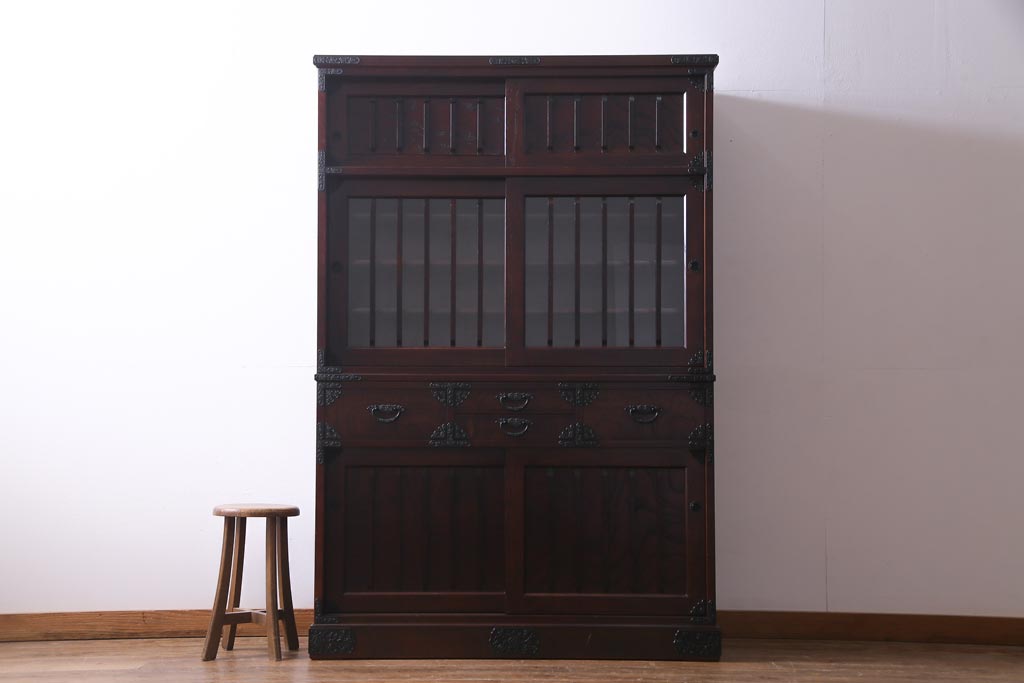 中古美品　ケヤキ材　金具の意匠が繊細な民芸食器棚(水屋箪笥、収納棚、戸棚)(定価約45万円)