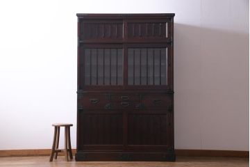 中古美品　ケヤキ材　金具の意匠が繊細な民芸食器棚(水屋箪笥、収納棚、戸棚)(定価約45万円)