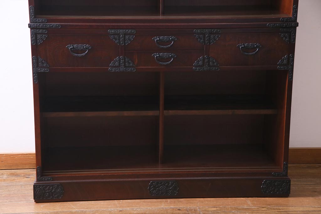 中古美品　ケヤキ材　金具の意匠が繊細な民芸食器棚(水屋箪笥、収納棚、戸棚)(定価約45万円)