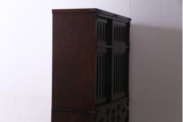 中古美品　ケヤキ材　金具の意匠が繊細な民芸食器棚(水屋箪笥、収納棚、戸棚)(定価約45万円)