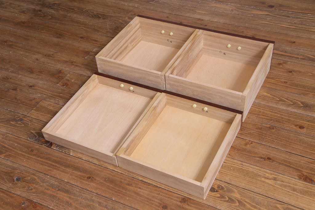 中古美品　ケヤキ材　金具の意匠が繊細な民芸食器棚(水屋箪笥、収納棚、戸棚)(定価約45万円)