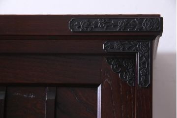 中古美品　ケヤキ材　金具の意匠が繊細な民芸食器棚(水屋箪笥、収納棚、戸棚)(定価約45万円)