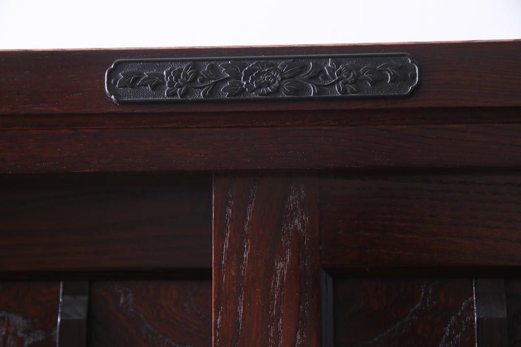 中古美品　ケヤキ材　金具の意匠が繊細な民芸食器棚(水屋箪笥、収納棚、戸棚)(定価約45万円)