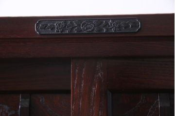 中古美品　ケヤキ材　金具の意匠が繊細な民芸食器棚(水屋箪笥、収納棚、戸棚)(定価約45万円)