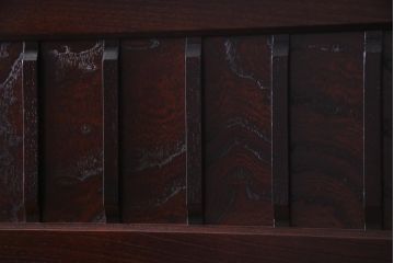 中古美品　ケヤキ材　金具の意匠が繊細な民芸食器棚(水屋箪笥、収納棚、戸棚)(定価約45万円)