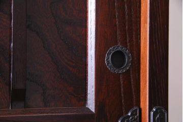 中古美品　ケヤキ材　金具の意匠が繊細な民芸食器棚(水屋箪笥、収納棚、戸棚)(定価約45万円)