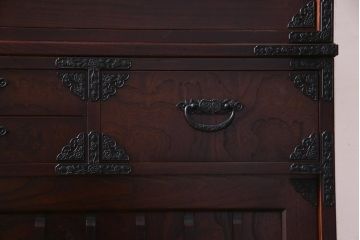 中古美品　ケヤキ材　金具の意匠が繊細な民芸食器棚(水屋箪笥、収納棚、戸棚)(定価約45万円)