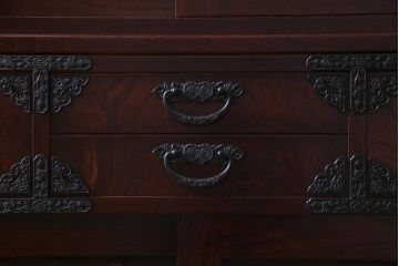 中古美品　ケヤキ材　金具の意匠が繊細な民芸食器棚(水屋箪笥、収納棚、戸棚)(定価約45万円)