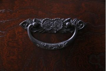 中古美品　ケヤキ材　金具の意匠が繊細な民芸食器棚(水屋箪笥、収納棚、戸棚)(定価約45万円)