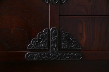 中古美品　ケヤキ材　金具の意匠が繊細な民芸食器棚(水屋箪笥、収納棚、戸棚)(定価約45万円)